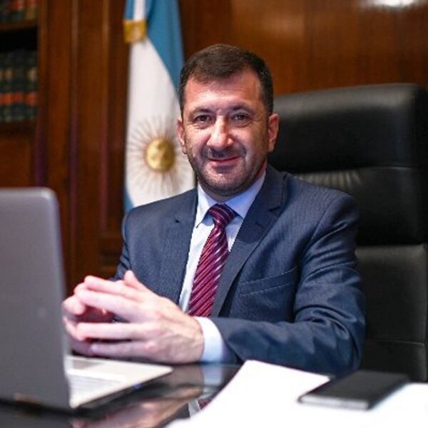 Сенатор Эдгардо Куэйдер твердо стоит на своей политической позиции