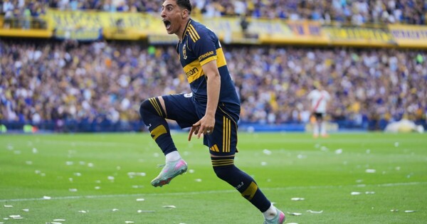 Нападающий завершил год лучшим бомбардиром и опроверг слухи о трансфере