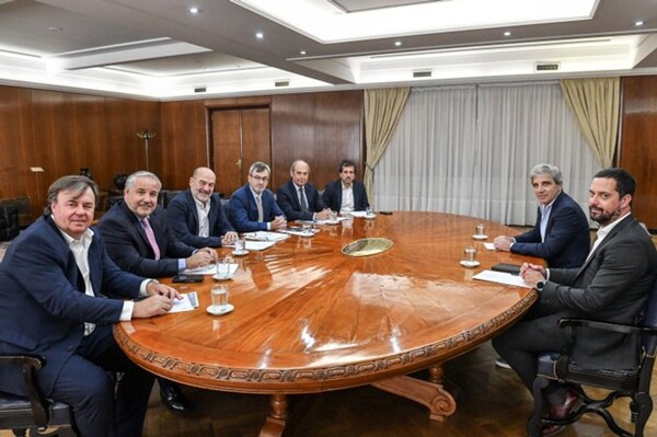 Министр экономики Аргентины встретился с промышленниками для обсуждения реформы