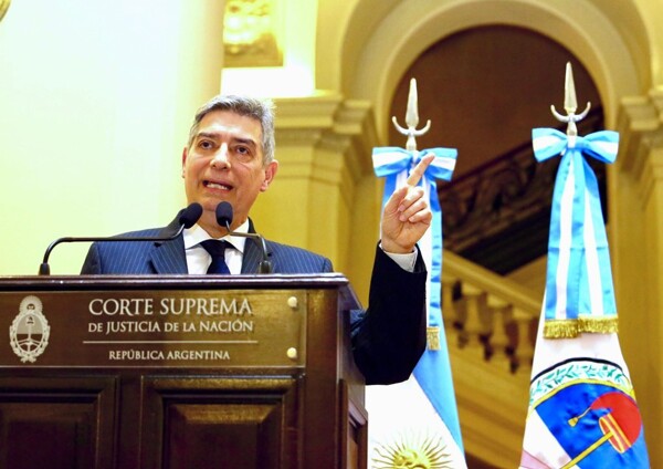 Глава Верховного суда Аргентины о долларизации и конституционных рамках