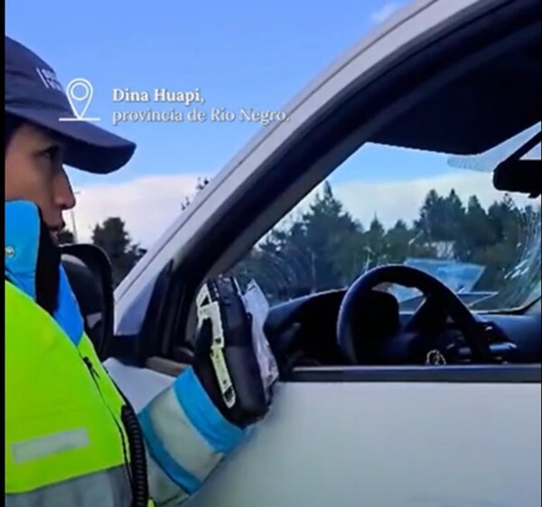 Padre pierde licencia en Argentina por enseñar a su hijo a conducir en una transitada ruta