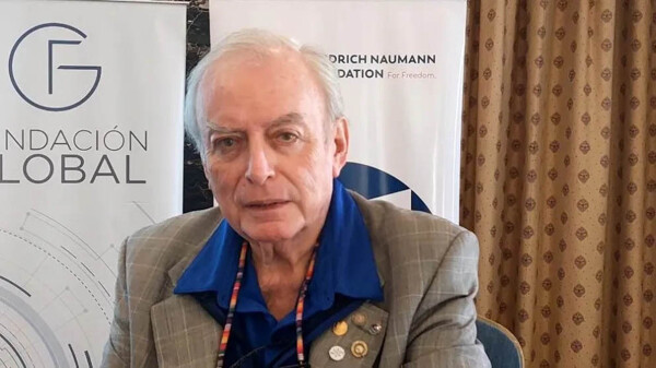 Юрист, работающий над реформой, заявил, что официантам выгодно работать 12 часов из-за чаевых